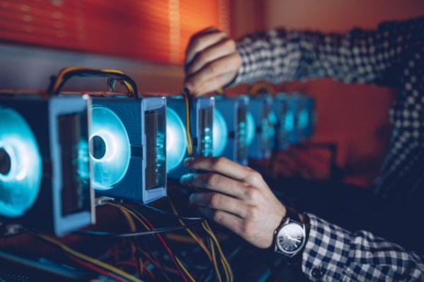 Майнер признал вину в нелегальной добыче BTC на работе