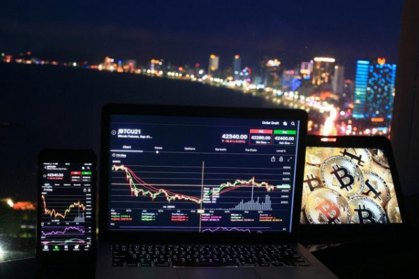 Пол Тюдор Джонс увеличил долю в Bitcoin ETF, но резко сократил коллы